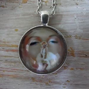 🍍Silver-Tone Marilyn Monroe Pendant Necklace